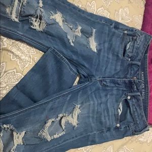 AMERICAN EAGLE RIPPED JEANS
